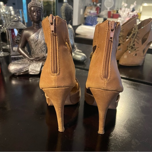 Tan cut out boot heel with laces - Picture 3 of 9